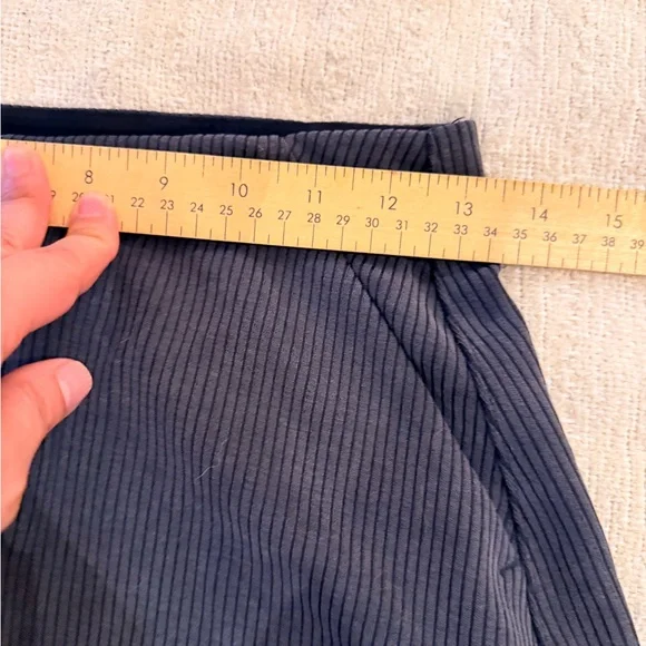 lululemon athletica Charcoal Ribbed Athletic Shorts cheeky 4 pockets elastic - Picture 12 of 13